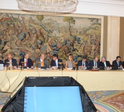 Vista general de la mesa presidencial durante la reunión del Patronato de Cotec.